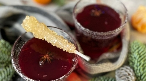 Non-alcoholic mulled wine with cranberries