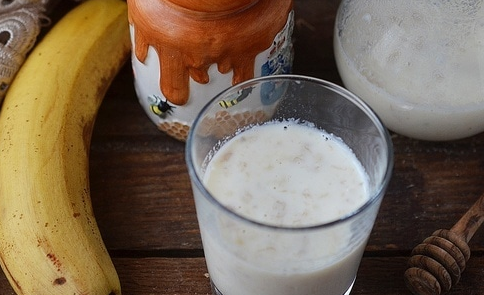 Hot milk drink with banana and honey