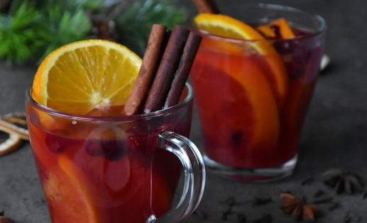 Warming drink with cranberries