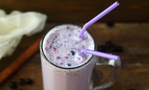 Kefir drink with cottage cheese and berries
