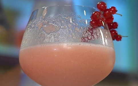 Non-alcoholic cocktail with peach and red currant