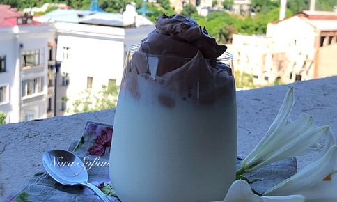 Dalgona with cocoa and cream