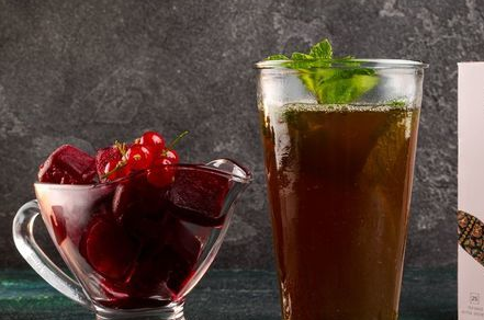 Aromatic tea with berry ice