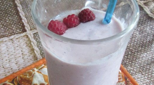 Smoothie with raspberries and cottage cheese