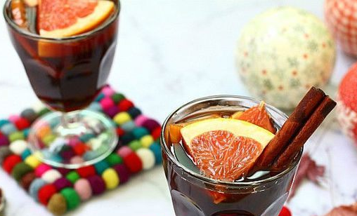 Mulled wine with grapefruit and apple