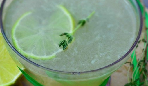 Lemonade with thyme and lime