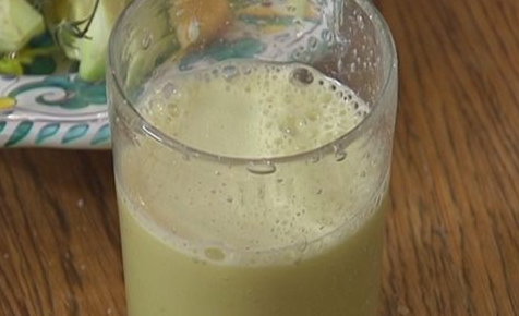 Apple juice with ginger and celery