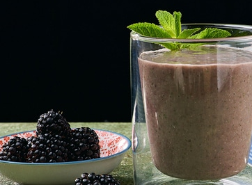 Smoothie with spinach, banana, blackberry