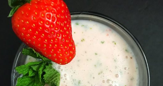 Kefir with strawberries and mint