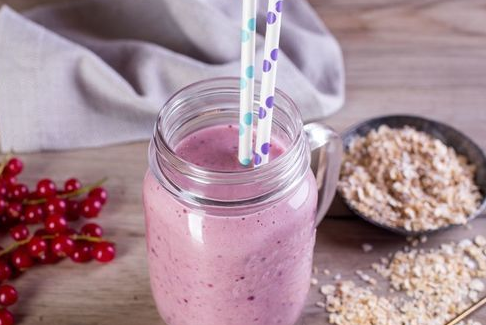 Smoothie with oatmeal and currant
