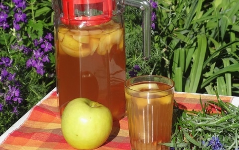 Hawthorn drink with apples
