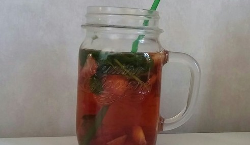 Tea with strawberries and mint