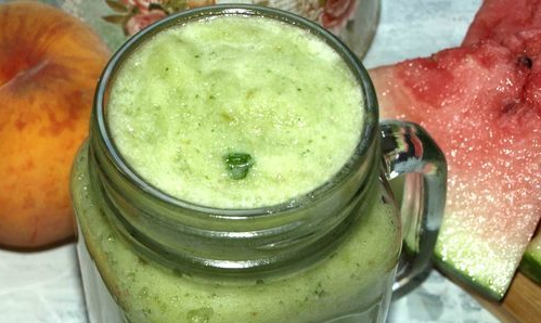 Apple smoothie with zucchini and celery