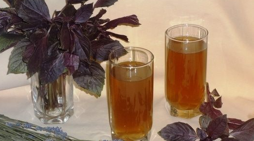 Iced tea with lavender and basil