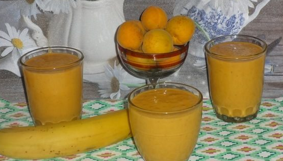 Smoothie with apricots, banana and yoghurt