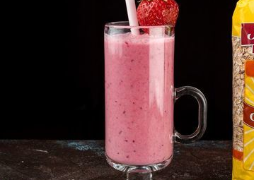 Smoothie with oatmeal, cranberries and strawberries