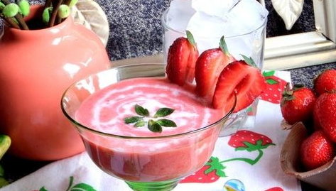 Strawberry creamy cocktail