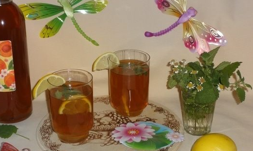 Cold green tea with chamomile and lemon balm