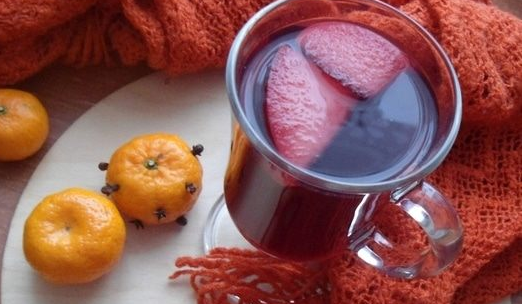 Mulled wine with tangerines on berry juice