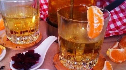 Warming lingonberry-tangerine tea easy