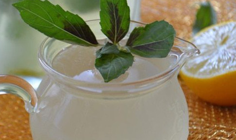 Lemonade with basil and allspice