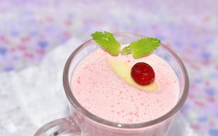 Curd smoothie with cranberries
