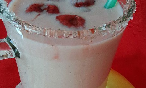 Strawberry banana smoothie with flaxseed fiber