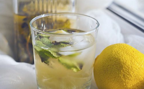 Lemonade with mint, lemon and thyme