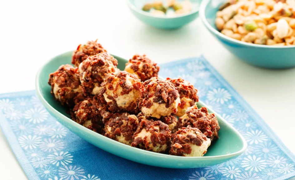 Keto balls made from cheese and bacon