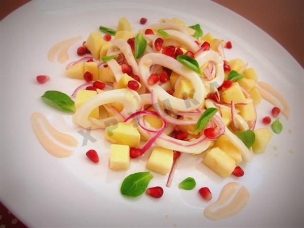 SALAD WITH SQUID AND APPLE WITH YOGHURT SAUCE