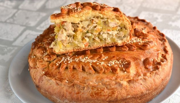 Yeast-free sour cream pie with potatoes and chicken