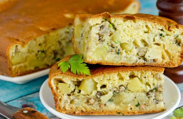 Jellied pie with potatoes, canned fish and green onions