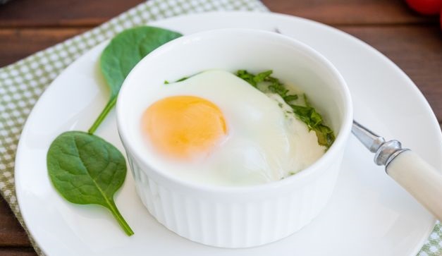 Cocotte eggs with spinach and sour cream