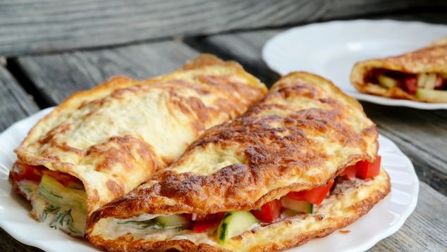 Omelet with minced chicken and vegetable filling