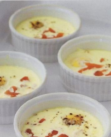 Eggs baked with sour cream and tomatoes