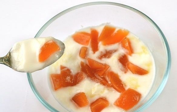 Yogurt with fruit in a slow cooker
