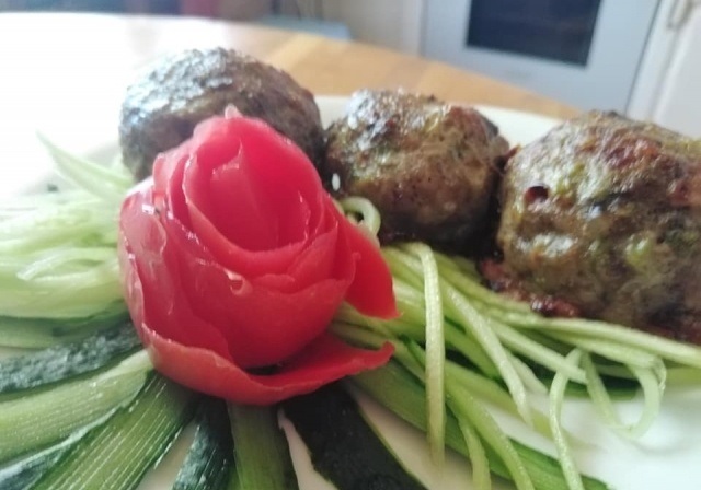 Meat keto balls with vegetables
