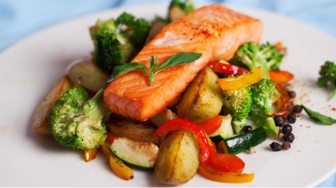 SALMON WITH VEGETABLES AND HONEY SAUCE