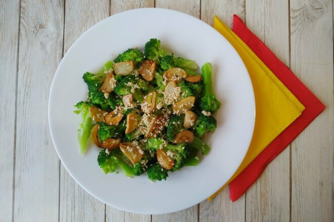 Broccoli Salad With Garlic Chips And Spicy Dressing