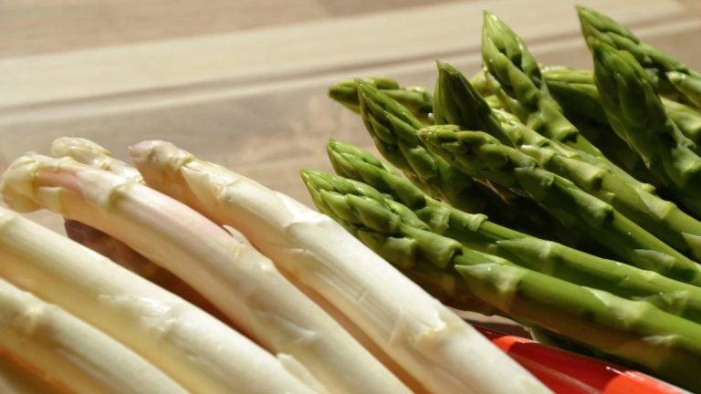 Peeling Green Asparagus: You Should Pay Attention to This When Cooking It