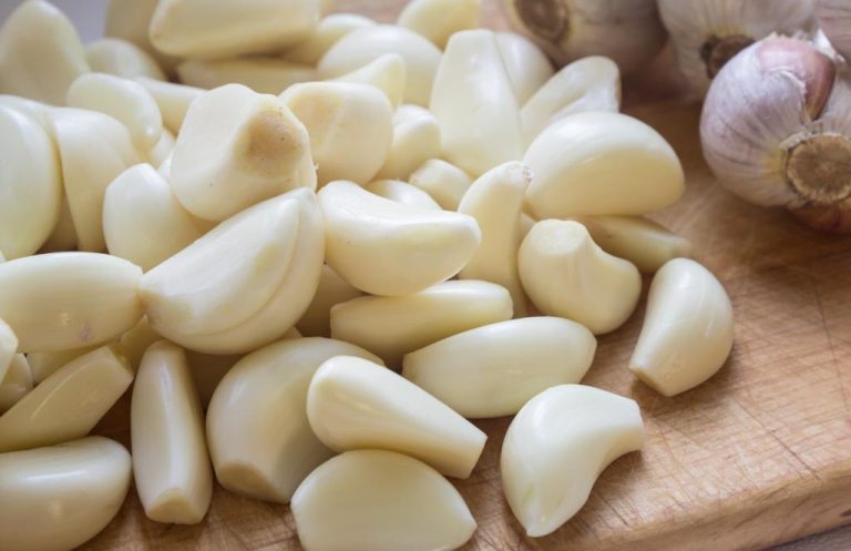 Peel Garlic: These Tricks Are Quick and Easy