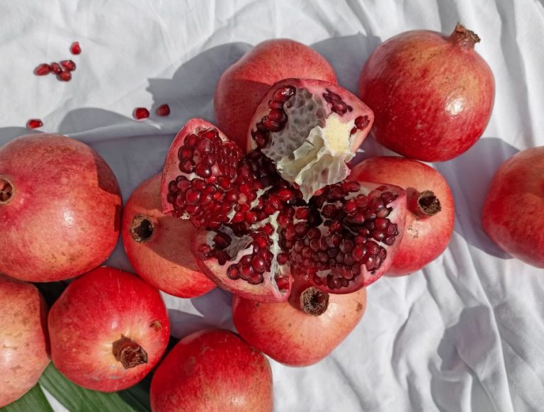 Open and Core the Pomegranate – This is How It Works Without Mess