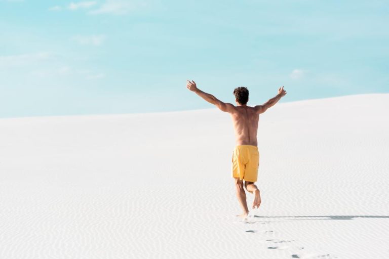 Walking Barefoot: Healthier Than Shoes? The Trend Brings These Benefits
