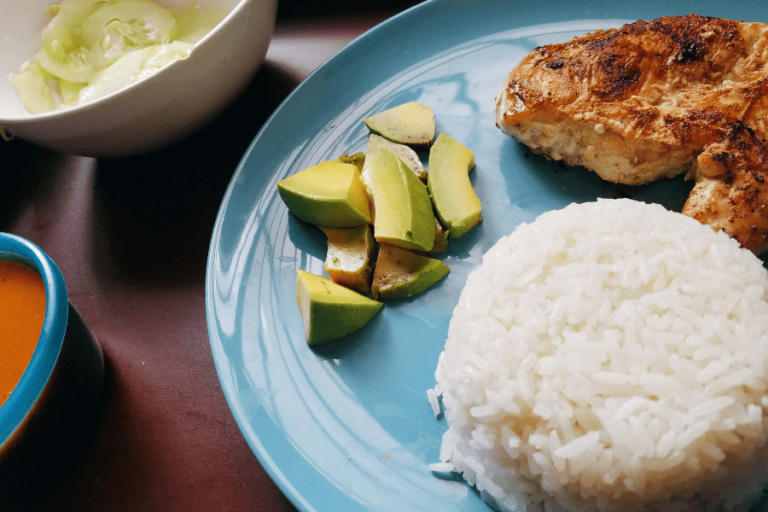 Can you recommend some condiments or sauces used in Dominican dishes?