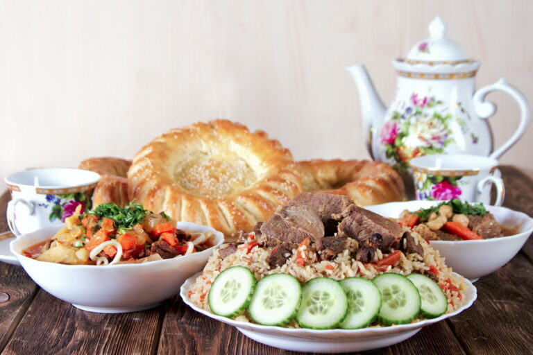 What are some Tajik dishes that are popular during festivals or special occasions in Tajikistan?