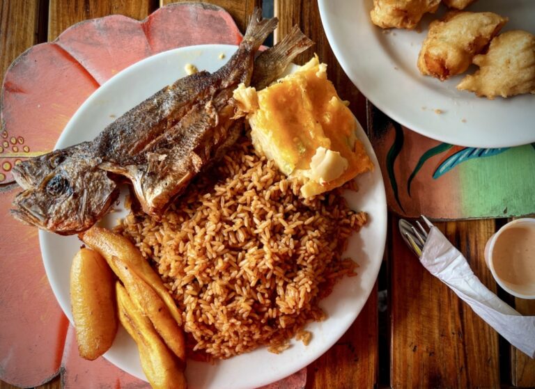 What are some popular Bahamian conch dishes?