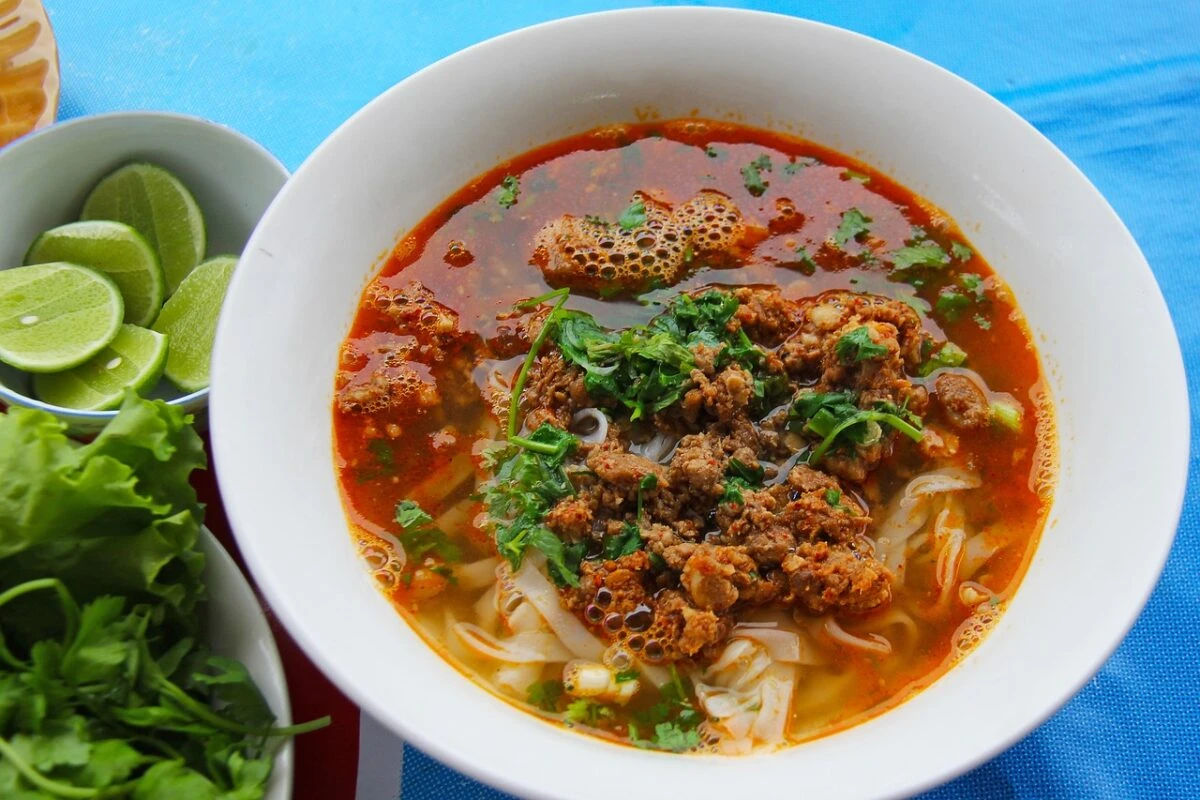 Can you find any influences from Thai or Vietnamese cuisines in Laotian dishes?