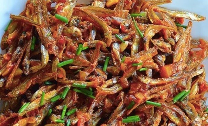 What are some popular street food dishes in Zimbabwe?