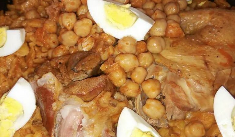 What are some popular seafood dishes in Algerian cuisine?