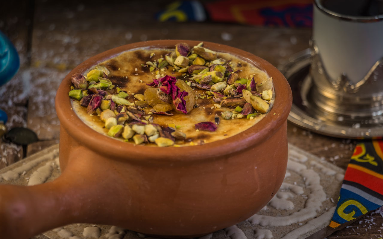 What are some common side dishes served with main courses in Egyptian cuisine?